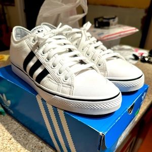 Like new, white canvas Adidas Nizza casual sneakers
